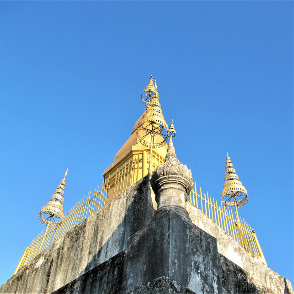Wat Chom Si with a clear blue sky as background