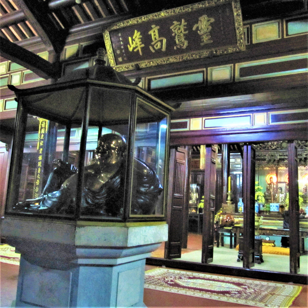 Inside the Dai Hung grand temple