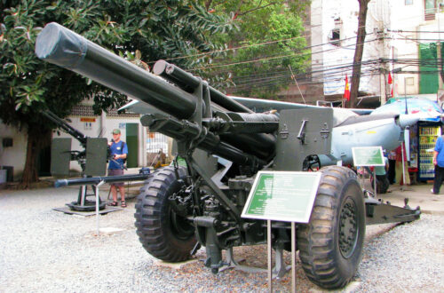 Artillery gun in front of War Remnants museum
