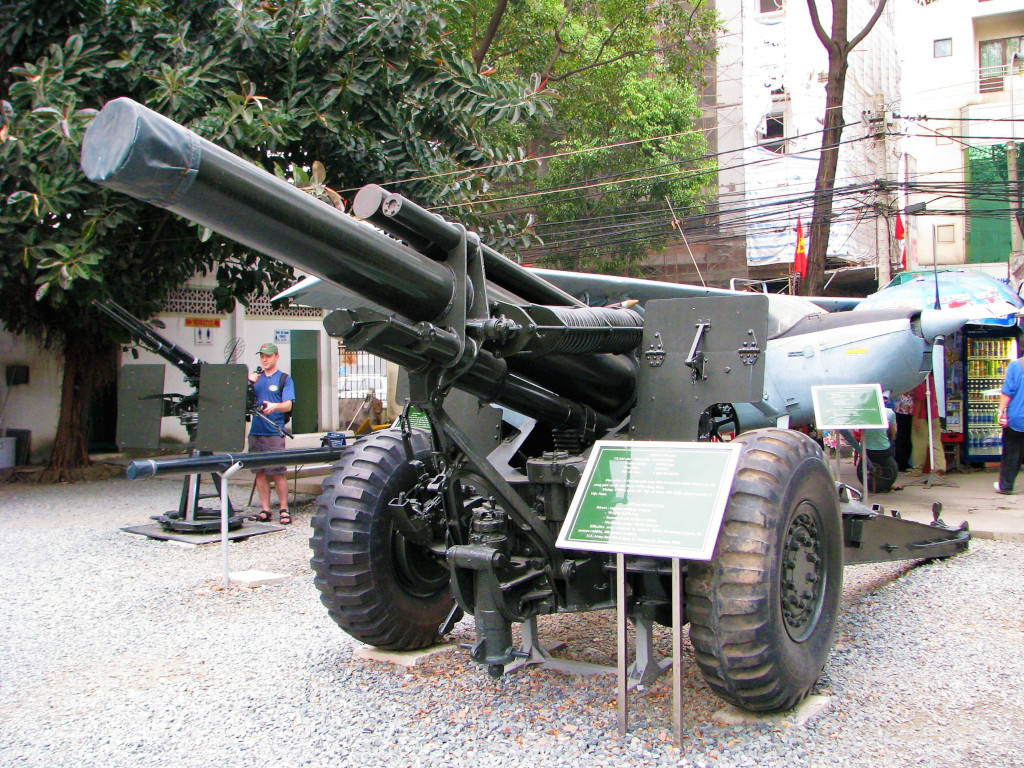 Artillery gun in front of War Remnants museum