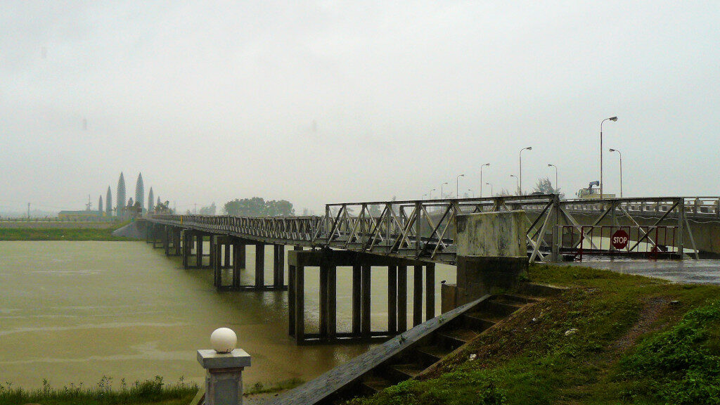 Hien Luong bridge that connected North with South Vietnam