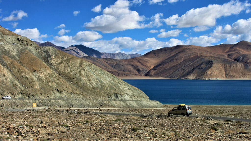 The drive down to Pangong Tso