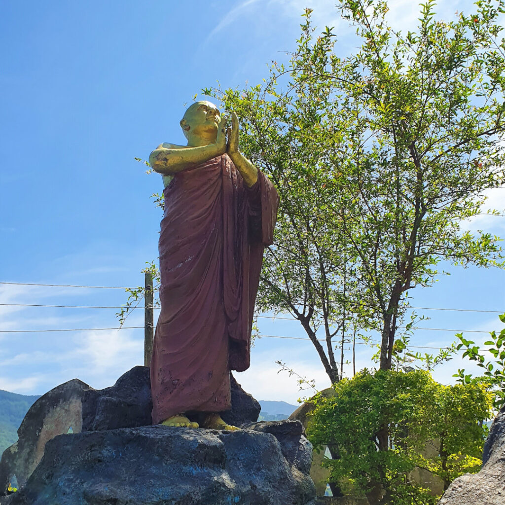Gold leafed statue of Ampitiye Dammarama Thero