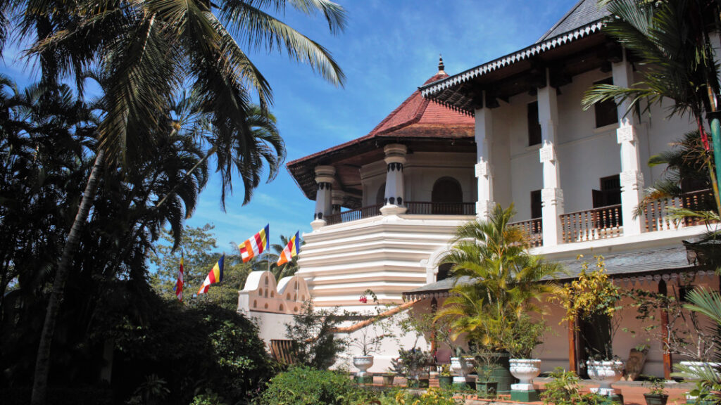 Another view of the Pattirippuwa closer to the entrance for foreigners