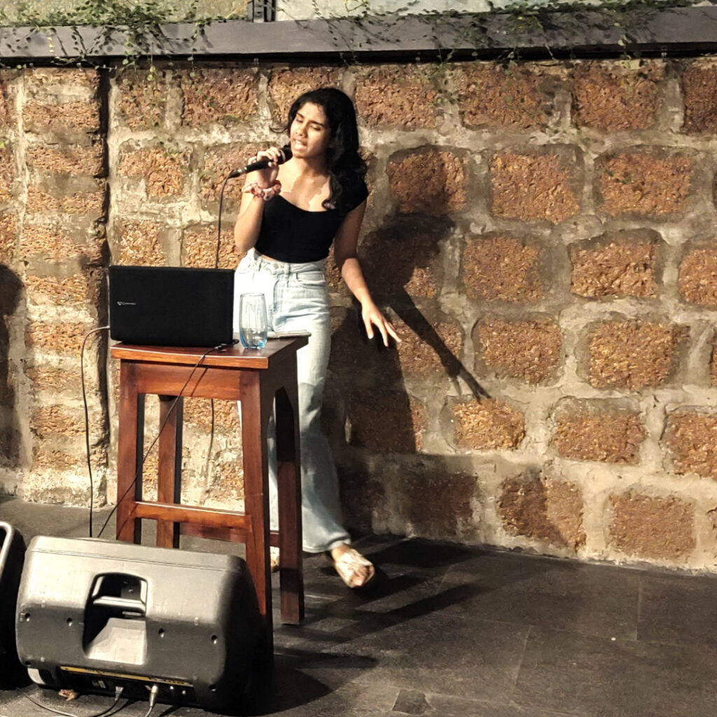 Zaarah entertaining the crowd at Abraco