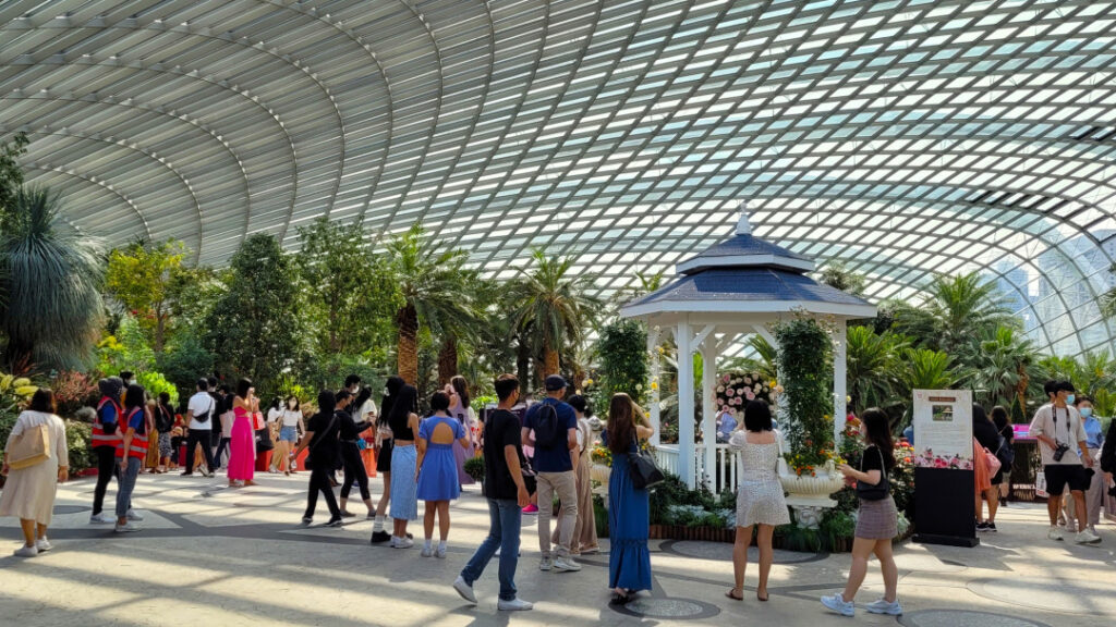 This conservatory does not have a single column to support the ceiling.